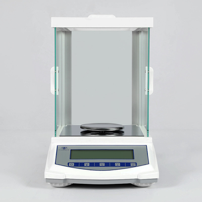 Het tellen en Tarra het Analytische Saldo van het Functielaboratorium met Lange Glasdekking
